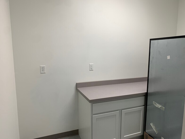 More Photos Of 1014 Ekstam Dr, Bloomington Office For Lease