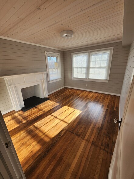 More Photos Of 109 Few St, Greer Office For Lease