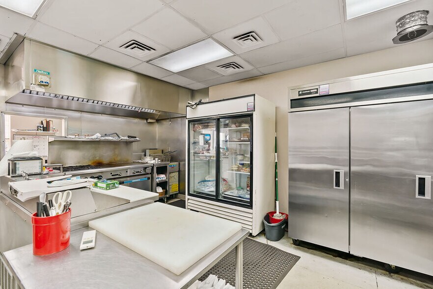 More Photos Of 31 Ray Rd, Sunnyside Sports And Entertainment For Sale