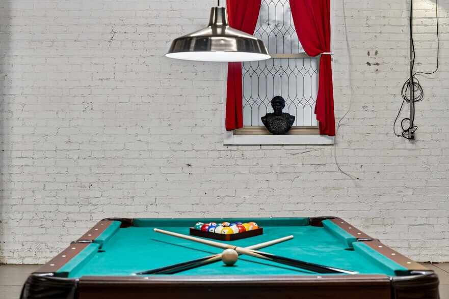 More Photos Of 109 7th Ave E, Springfield Flex For Sale