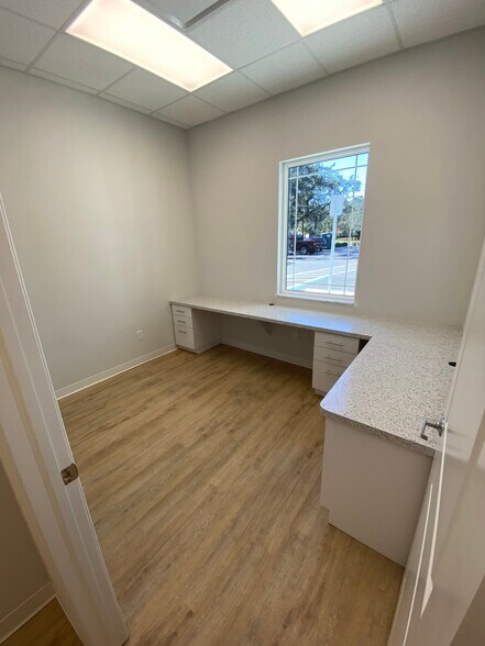 More Photos Of 665-677 S Kings Ave, Brandon Medical For Lease