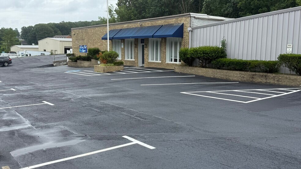 More Photos Of 825 Park St, Christiansburg Flex For Lease