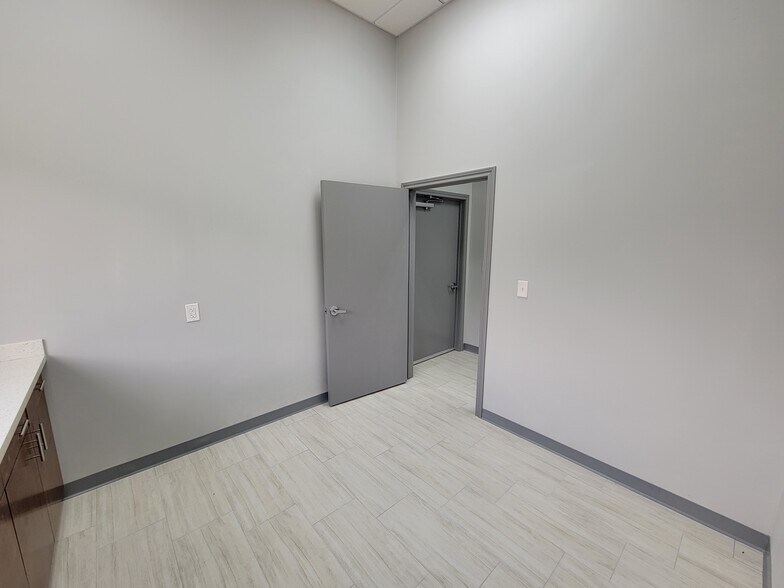 More Photos Of 12470 W Bellfort Ave, Houston Light Distribution For Lease
