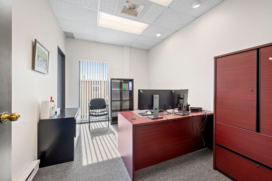 More Photos Of 190 Rue Deragon, Granby Office For Sale