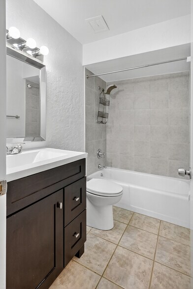 More Photos Of 1884 Southpointe Dr, Sarasota Apartments For Sale