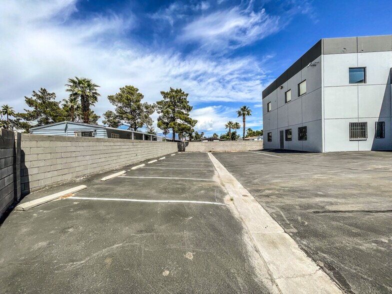 More Photos Of 1675 S Mojave Rd, Las Vegas Warehouse For Sale