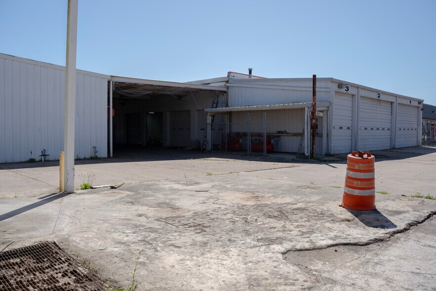 More Photos Of 4925 Avenue H, Rosenberg Warehouse For Lease