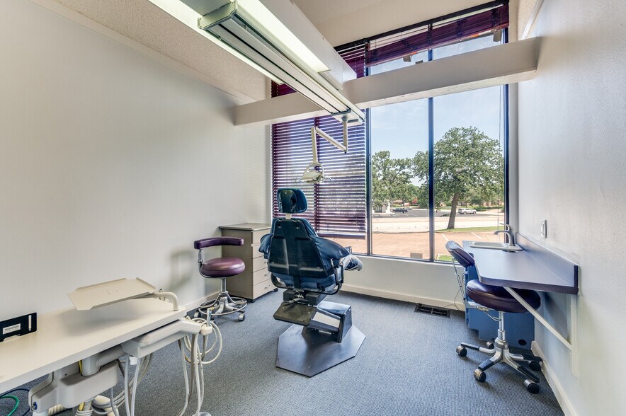 More Photos Of 1725 Cimarron Trl, Hurst Medical For Lease