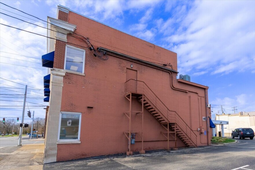 More Photos Of 340 S Buckman St, Shepherdsville Bank For Lease