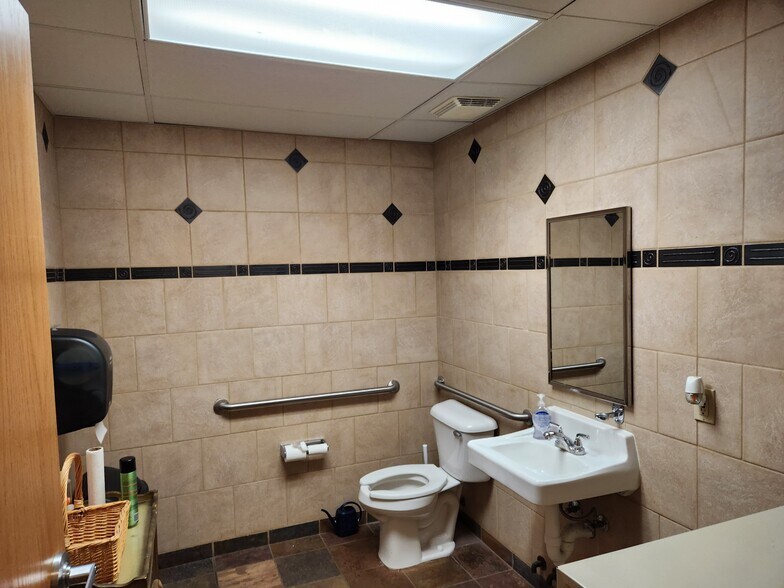 More Photos Of 1020 James Dr, Hartland Light Manufacturing For Lease