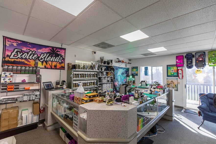 More Photos Of 751 Riverside Dr, Coquille Showroom For Sale