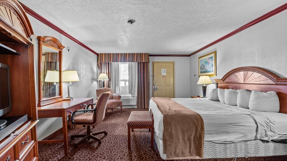 More Photos Of 1702 E Main St, Montrose Hotel For Sale