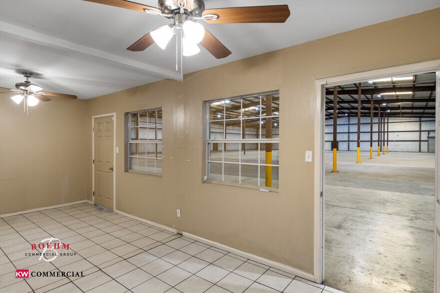 More Photos Of 100 Lupita Cir, Del Rio Distribution For Sale