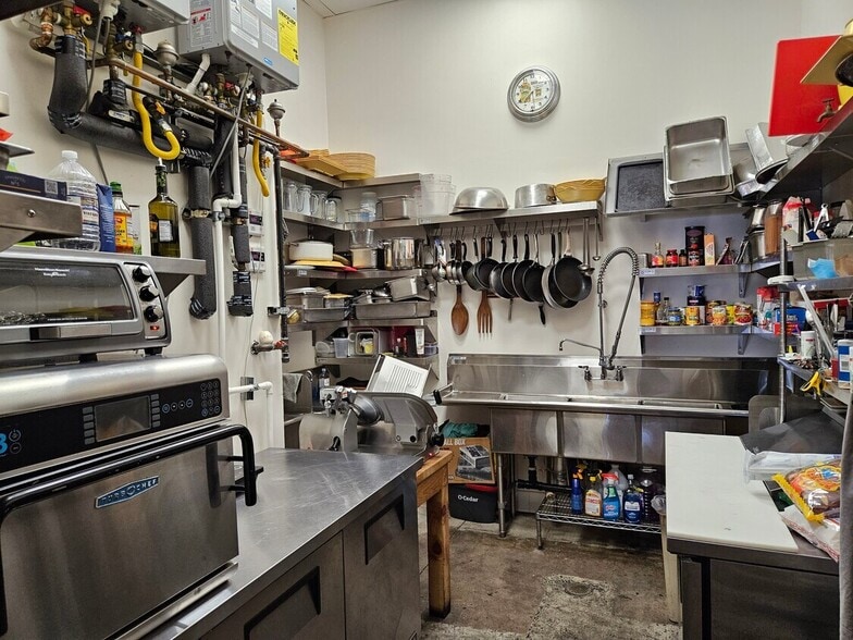 More Photos Of 1553-1555 N Cahuenga Blvd, Los Angeles General Retail For Lease