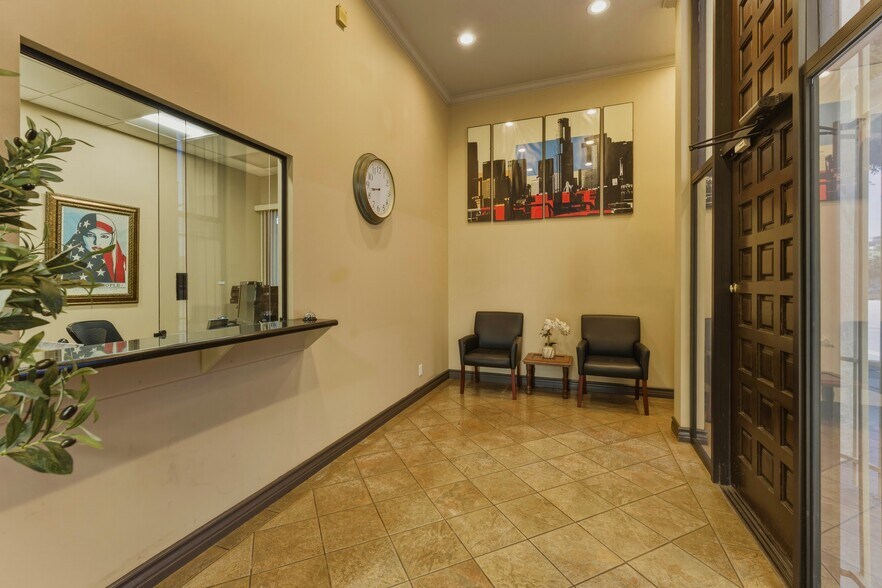 More Photos Of 2114 S Hill St, Los Angeles Office For Sale