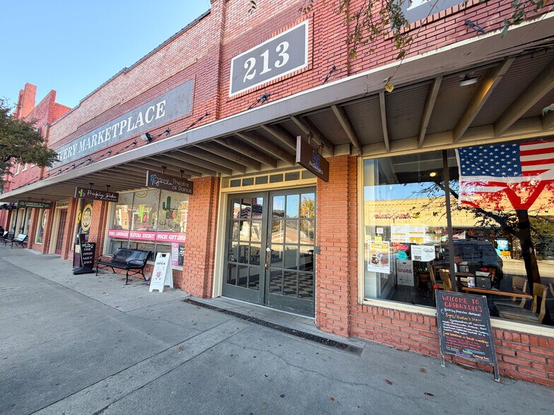 Primary Photo Of 213-215 W Ennis Ave, Ennis Restaurant For Lease
