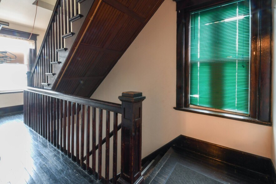 More Photos Of 38 Reid St, Amsterdam Specialty For Sale