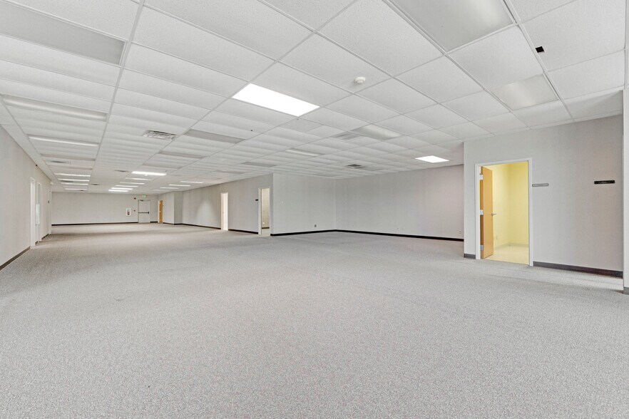 More Photos Of 8645 E Backwater Rd, North Webster Showroom For Lease