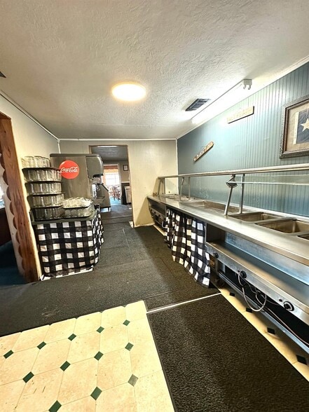 More Photos Of 899 E Lennon Dr, Emory Restaurant For Sale