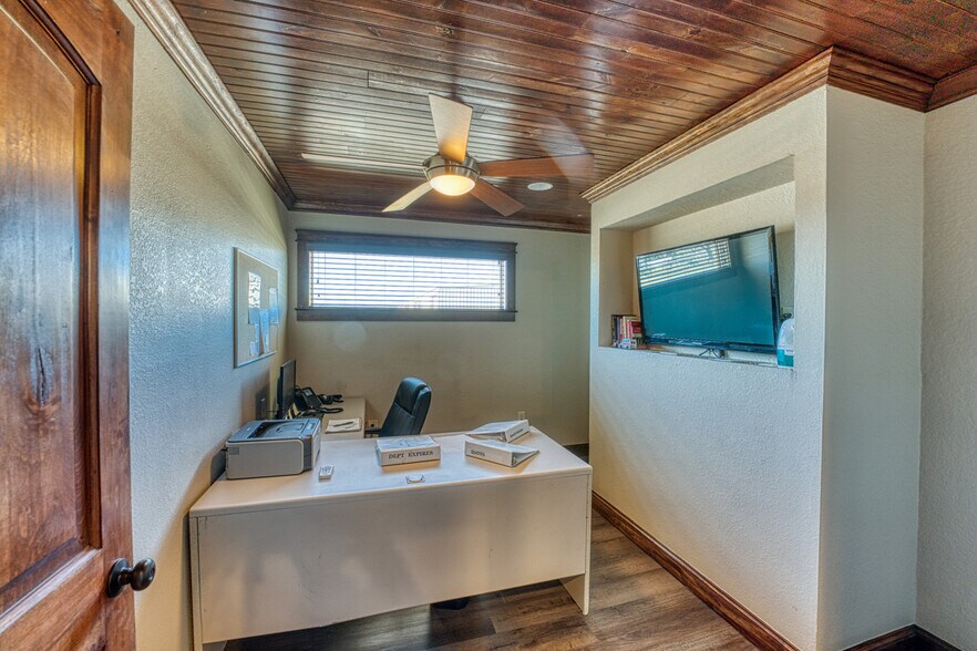 More Photos Of 320 Southland Dr, Burnet Office For Sale
