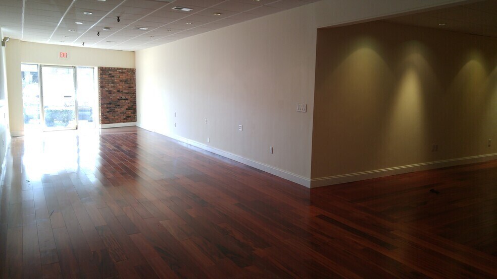 More Photos Of 37 W Putnam Ave, Greenwich Freestanding For Lease