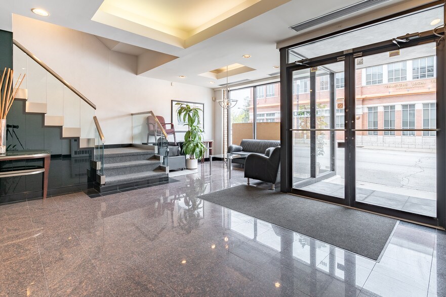 More Photos Of 6650 N Northwest Hwy, Chicago Office For Lease