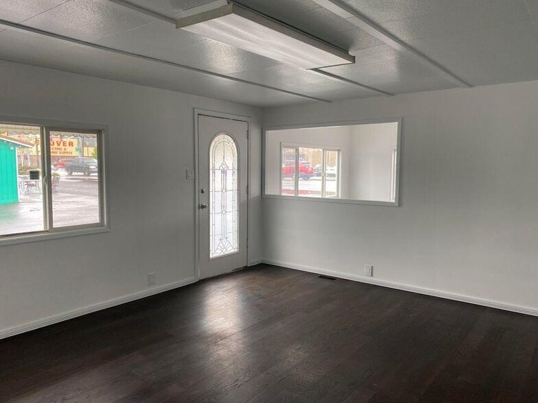 More Photos Of 950 Rogue River Hwy, Grants Pass Office For Sale