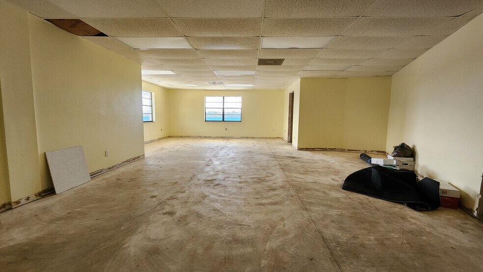 More Photos Of 1108 Commercial Way, Spring Hill Freestanding For Lease