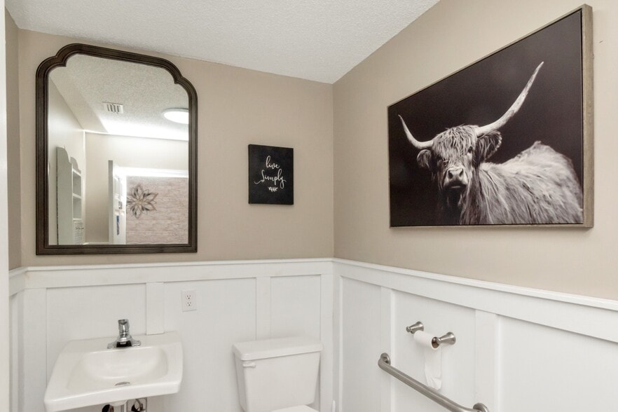 More Photos Of 1962 Spring Hill Ave, Mobile Office For Sale