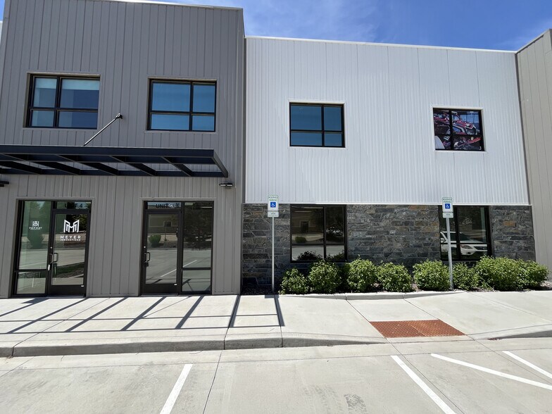 More Photos Of 9235 Eastman Park Dr, Windsor Light Manufacturing For Lease