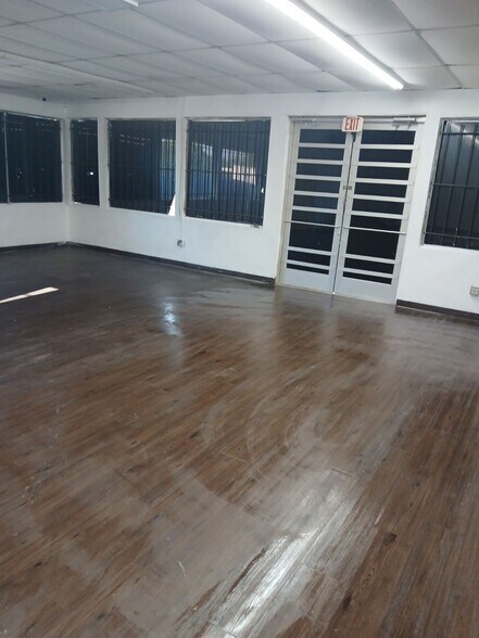 More Photos Of 6111 SRL Thornton Freeway, Dallas General Retail For Lease