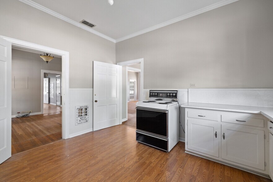 More Photos Of 620 N Main St, Taylor Storefront Retail Office For Sale