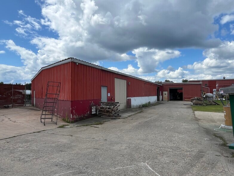 More Photos Of 33 Haynes Cir, Chicopee Industrial For Lease