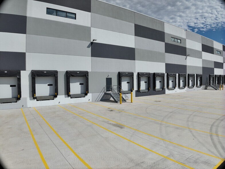 More Photos Of Alberigi Dr, Jessup Distribution For Lease