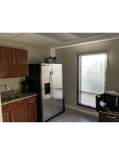 More Photos Of 300 Henry Pl, Spartanburg Flex For Lease