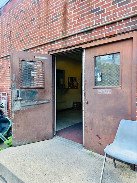 More Photos Of 2405 22nd St NE, Washington Auto Repair For Sale