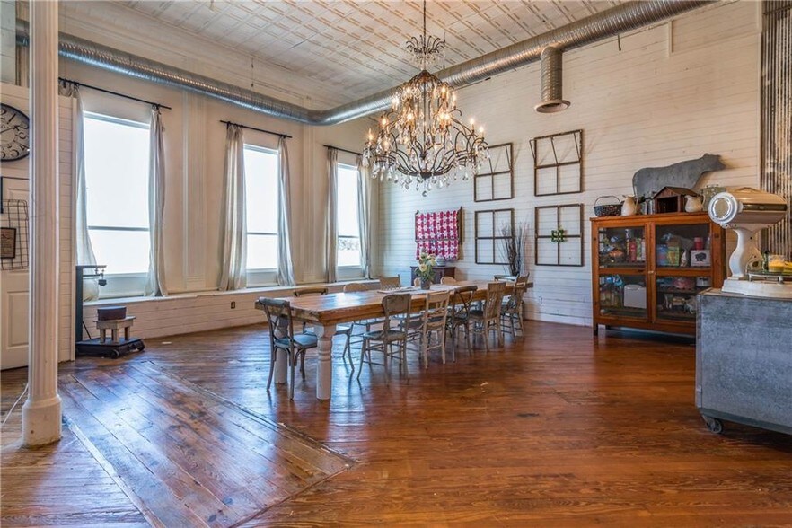 More Photos Of 306 W Main St, Denison Storefront For Sale