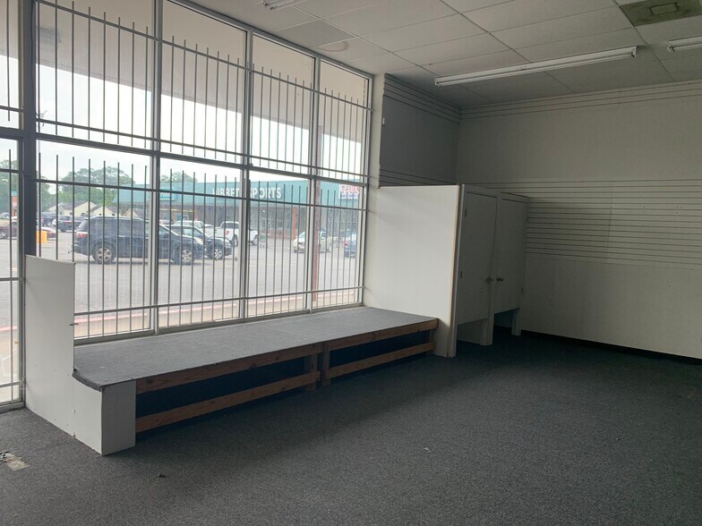 More Photos Of 3210 Avenue A, Beaumont Storefront For Sale