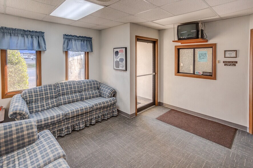 More Photos Of 607 E Lyons St, Marissa Medical For Sale