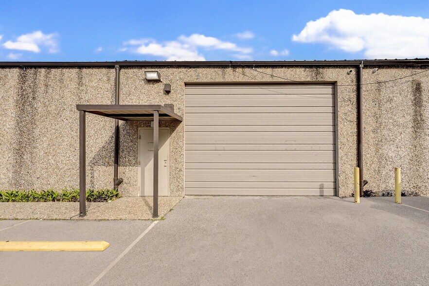 More Photos Of 7510 Lawndale St, Houston Warehouse For Sale