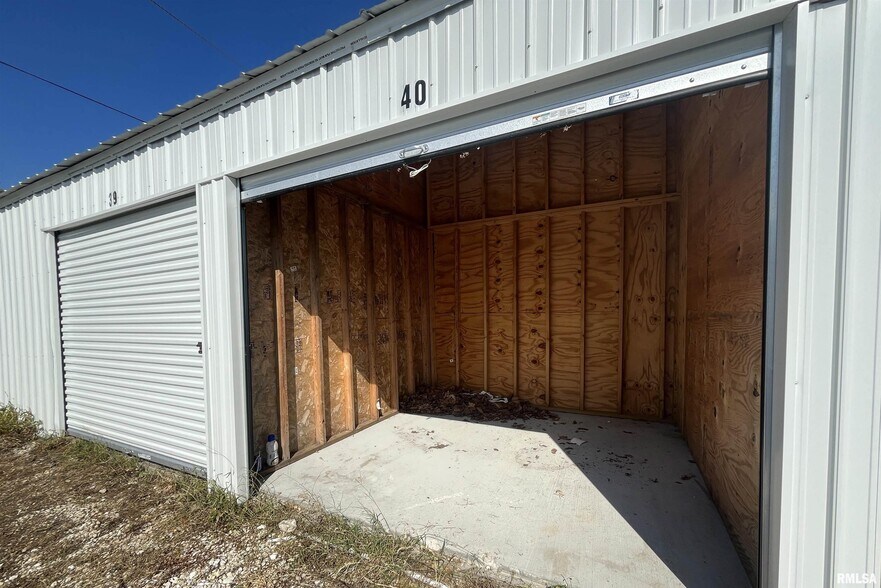 More Photos Of 421 E Moneta Ave, Peoria Heights Self Storage For Sale