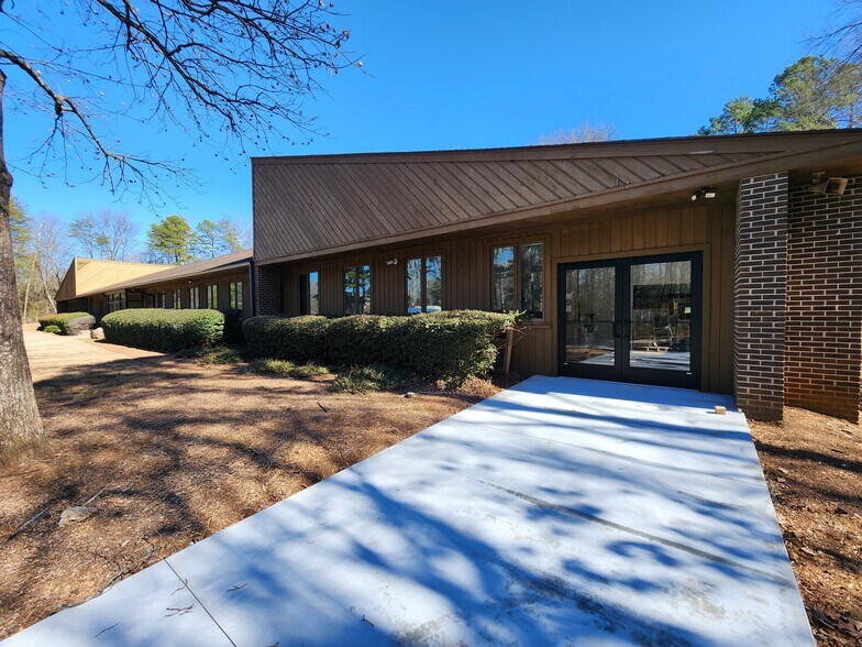 More Photos Of 2 Fisher Rd, Greenville Schools For Lease
