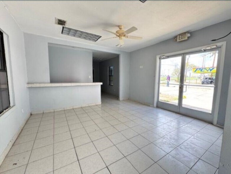 More Photos Of 3017 San Dario Ave, Laredo Auto Dealership For Lease