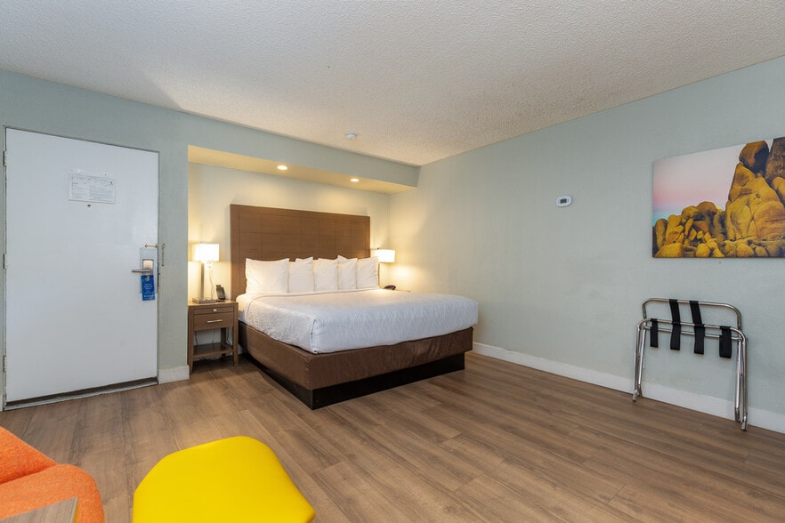 More Photos Of 1633 S Palm Canyon Dr, Palm Springs Hotel For Sale