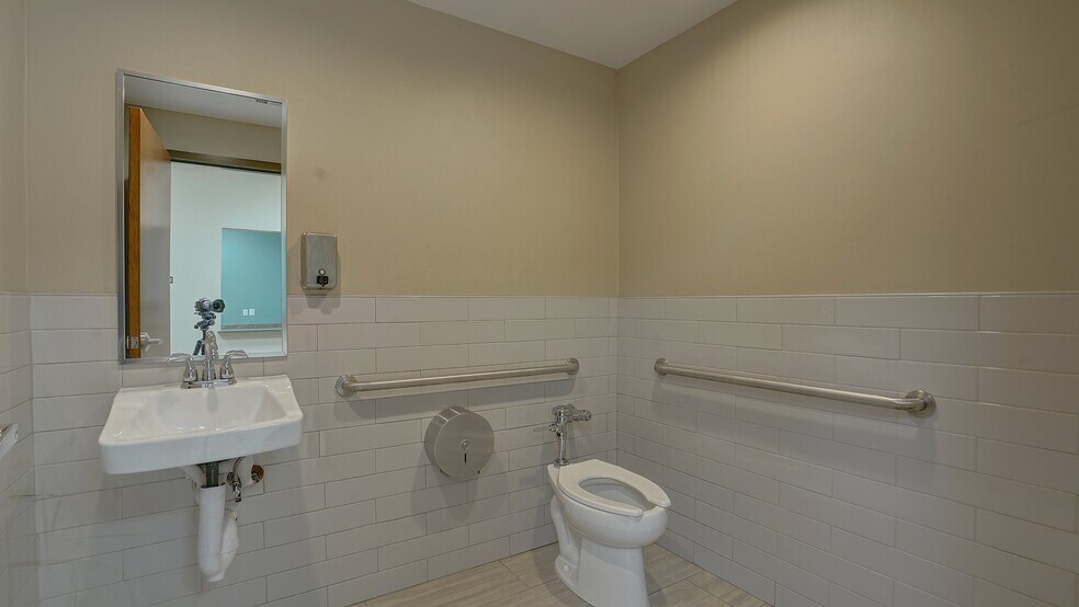 More Photos Of 3230 Interstate 30, Mesquite Medical For Lease