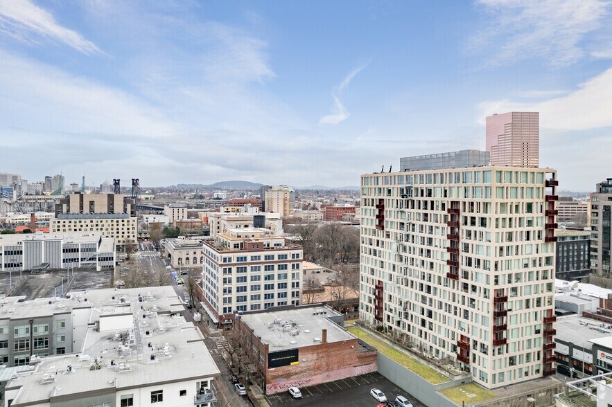 More Photos Of 904-916 NW Hoyt St, Portland Loft Creative Space For Lease