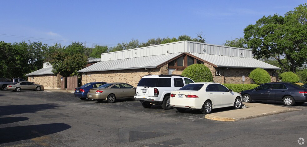 More Photos Of 711 W 38th St, Austin Unknown For Lease