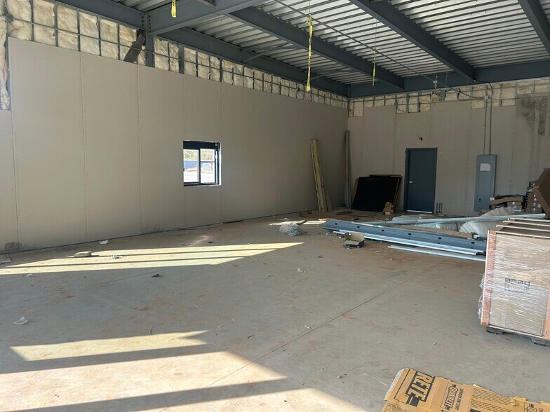 More Photos Of 416 WILBANKS Rd, Alto Storefront For Lease