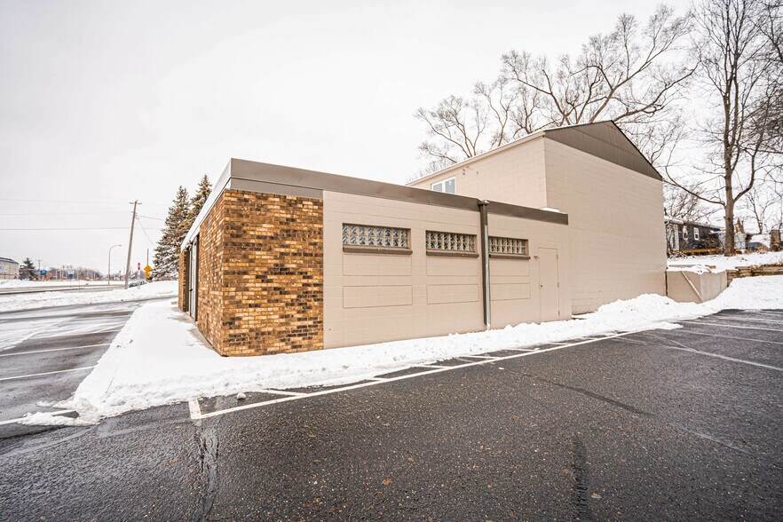 More Photos Of 2324 Vermillion St, Hastings Freestanding For Lease