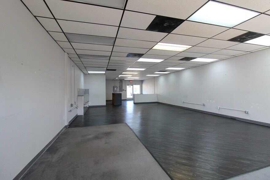 More Photos Of 30958-30960 Ford Rd, Garden City Storefront For Lease